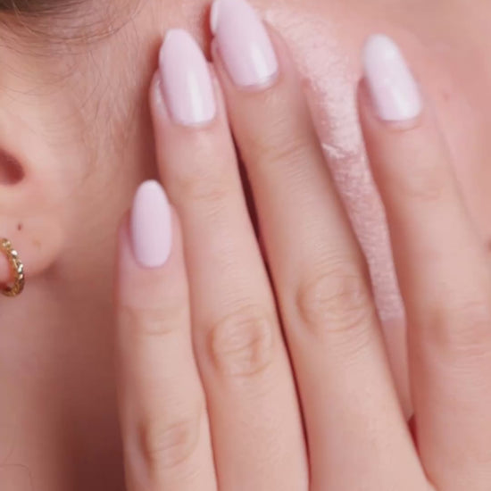 Model applying Mirror Skin Cloud Kiss moisturizer on her face.